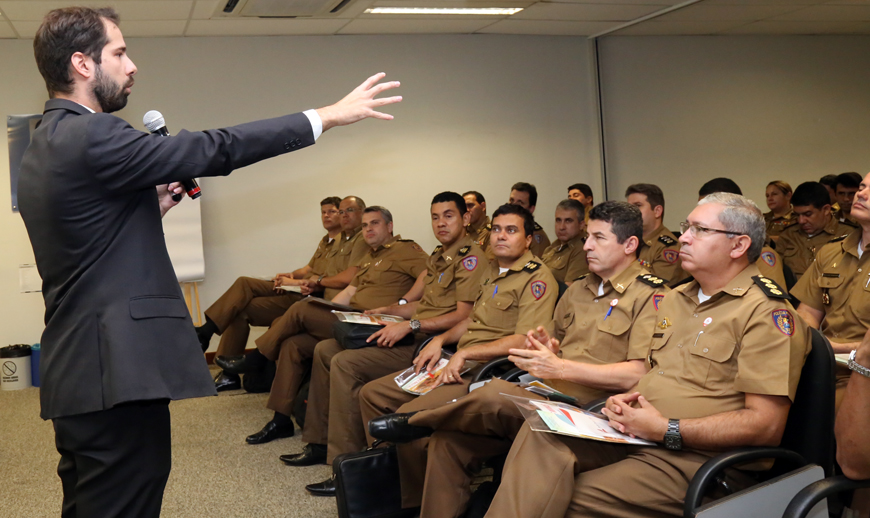 O assessor Pedro Henrique ministrou palestras para os alunos (Foto: Thiago Rios)